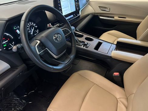 Used 2023 Toyota Sienna XLE w/ XLE Plus Package FWD image 10