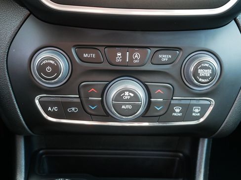 Used 2022 Jeep Cherokee Trailhawk w/ Technology Group B image 23