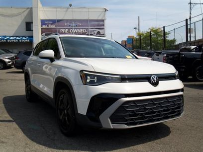 Used 2025 Volkswagen Taos SE w/ Panoramic Sunroof Package
