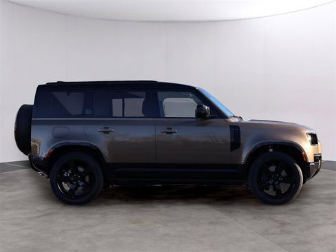 New 2026 Land Rover Defender 110 X-Dynamic SE image 4