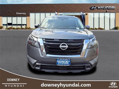 Used 2024 Nissan Pathfinder SV image 2