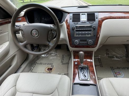 Used 2006 Cadillac DTS w/ Trunk Convenience Package FWD image 18