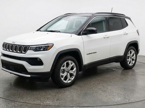Used 2025 Jeep Compass Latitude AWD/4WD image 3