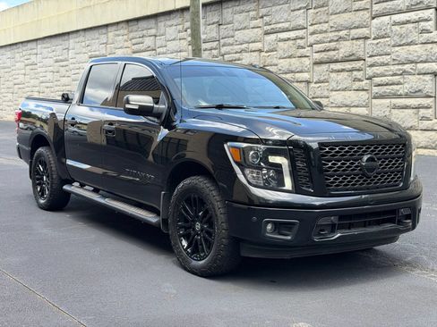 Used 2018 Nissan Titan SV w/ SV Convenience Package AWD/4WD image 5