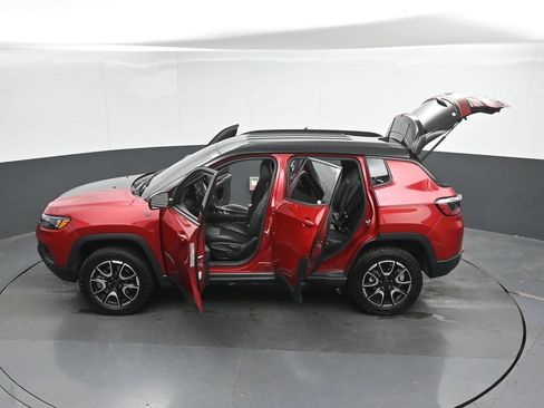 Used 2025 Jeep Compass Trailhawk AWD/4WD image 52