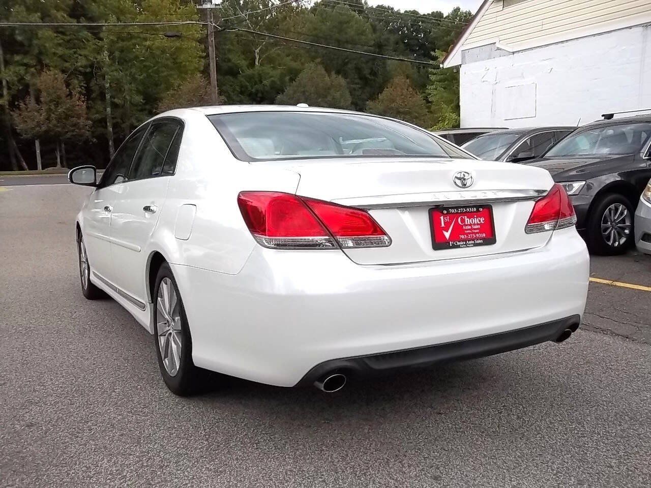 Used 2011 Toyota Avalon Limited FWD image 3