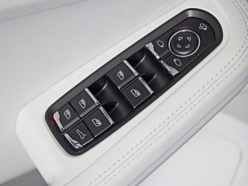 Certified 2025 Porsche Macan image 15