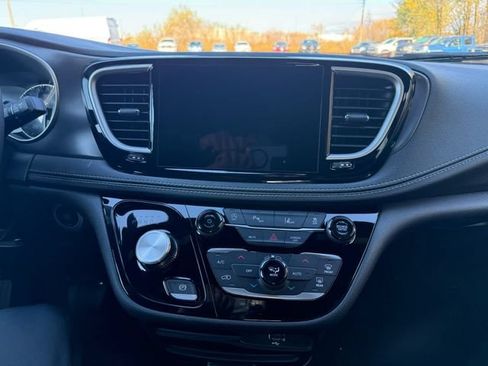 New 2026 Chrysler Pacifica Select AWD/4WD image 21