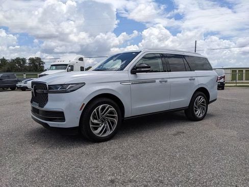 Used 2025 Lincoln Navigator Reserve AWD/4WD image 2