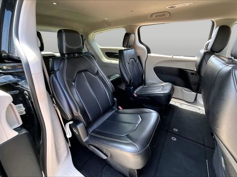 Used 2023 Chrysler Pacifica Touring-L FWD image 19