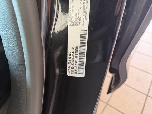 Used 2025 Chrysler Pacifica Limited FWD image 27