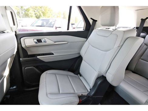 Used 2025 Ford Explorer Active w/ Active Comfort Package image 9