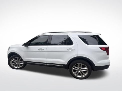 Used 2017 Ford Explorer XLT w/ Equipment Group 202A AWD/4WD image 6