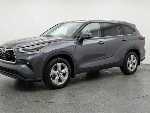 Used 2025 Toyota Highlander LE FWD image 3
