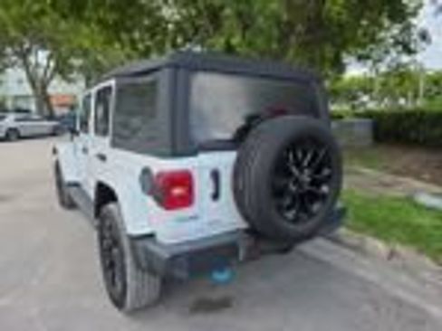 Used 2022 Jeep Wrangler Unlimited Sahara AWD/4WD image 9