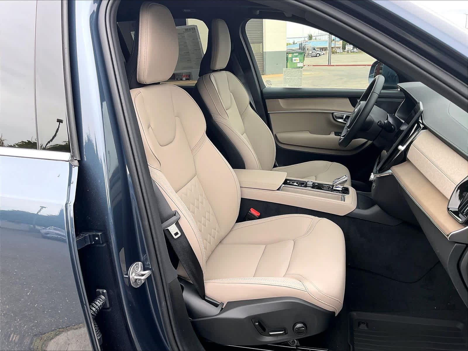 New 2027 Volvo XC90 B6 Plus AWD/4WD image 32