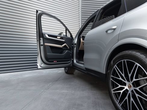 Certified 2025 Porsche Cayenne AWD/4WD image 13