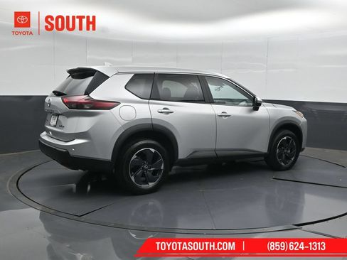 Used 2024 Nissan Rogue SV AWD/4WD image 2