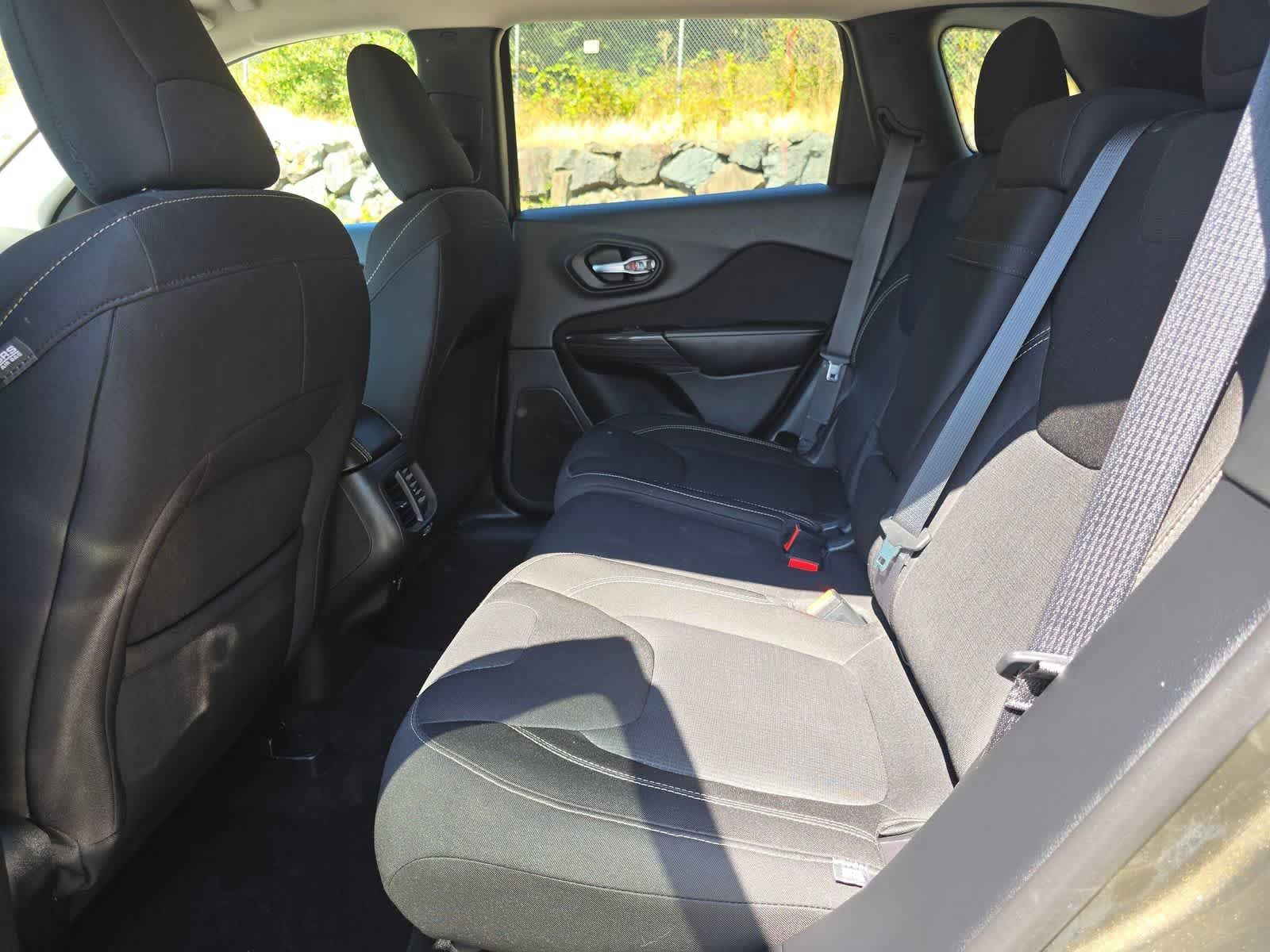 Used 2015 Jeep Cherokee Latitude w/ Cold Weather Group AWD/4WD image 22