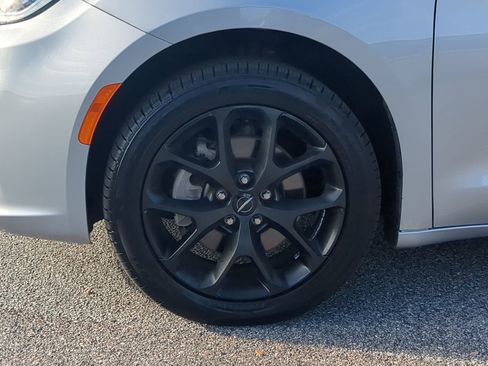 Used 2023 Chrysler Pacifica Touring-L w/ S Appearance Package image 10