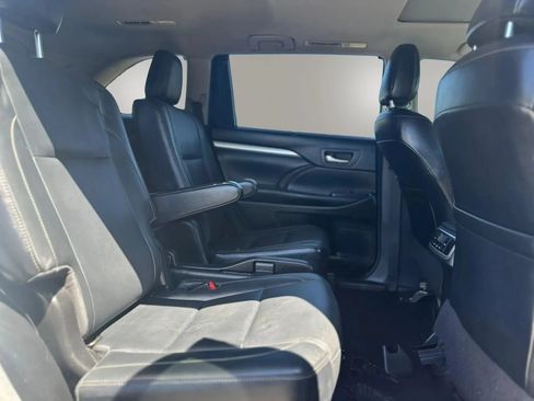 Used 2018 Toyota Highlander XLE FWD image 12