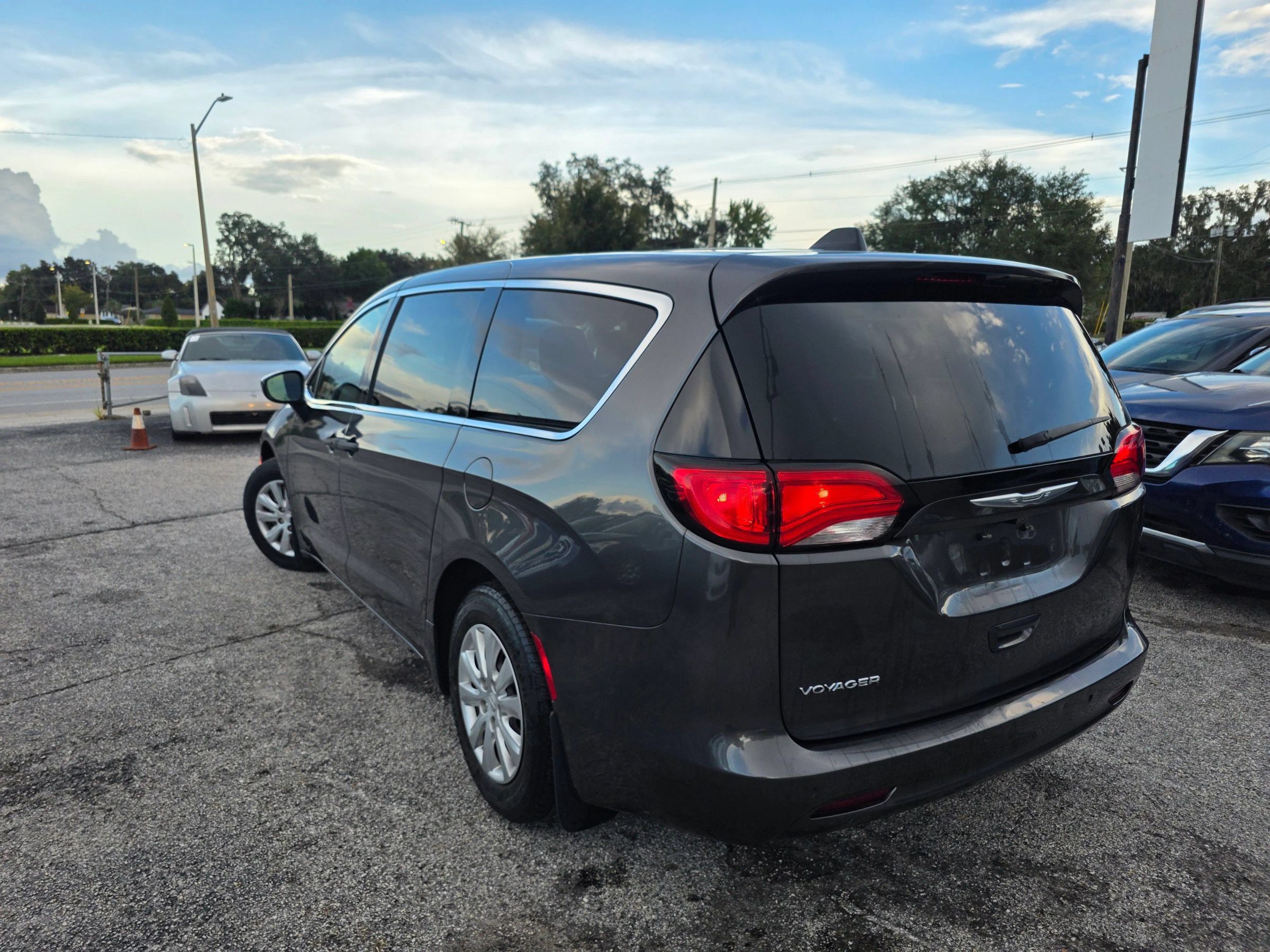 Used 2021 Chrysler Voyager L FWD image 5