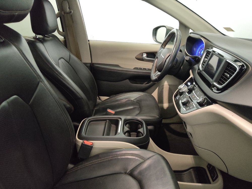 Used 2018 Chrysler Pacifica Touring-L FWD image 21