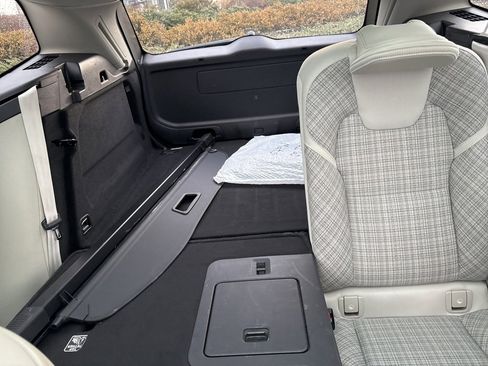 Used 2022 Volvo XC60 B5 Momentum image 32