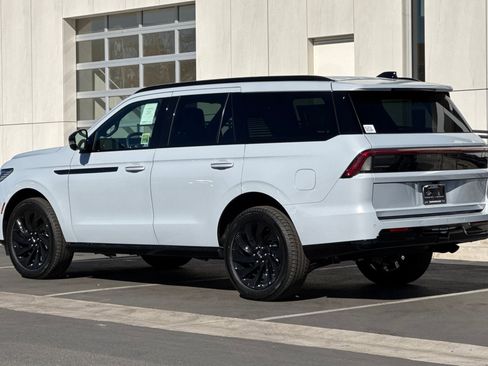 New 2025 Lincoln Navigator Reserve w/ Jet Appearance Package image 5