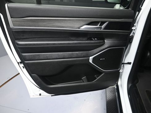 Used 2024 Jeep Wagoneer L Series II w/ Flexible Seating Group image 28