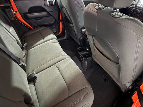 Used 2018 Jeep Wrangler Unlimited Sahara image 34