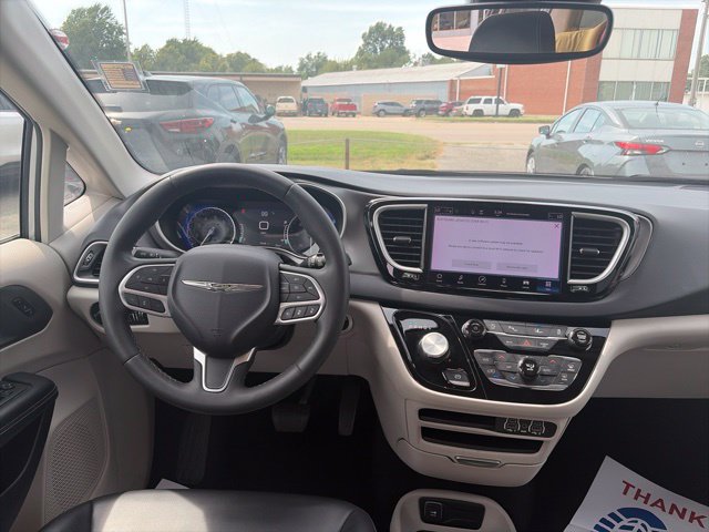 Used 2023 Chrysler Pacifica Touring-L FWD image 13