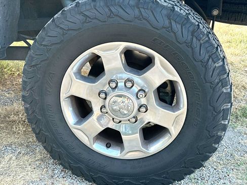 Used 2018 RAM 2500 SLT w/ Luxury Group AWD/4WD image 3