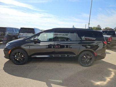 New 2026 Chrysler Pacifica Select w/ S Appearance Package