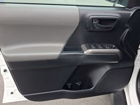 Used 2019 Toyota Tacoma SR5 AWD/4WD image 10