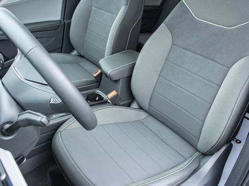 Used 2024 Volkswagen Taos SE image 16