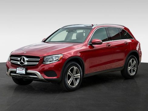 Used 2018 Mercedes-Benz GLC 300 4MATIC w/ Premium Package image 3