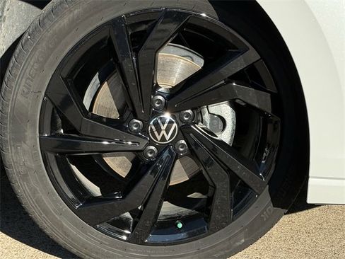 Certified 2025 Volkswagen Jetta SE image 7