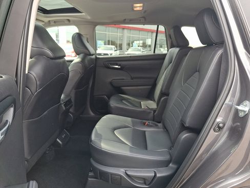 Used 2025 Toyota Highlander XLE AWD/4WD image 11