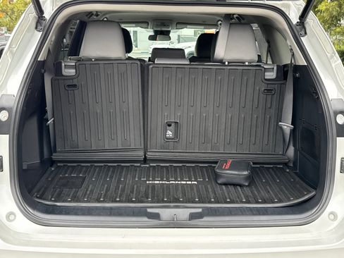 Certified 2023 Toyota Highlander L image 9