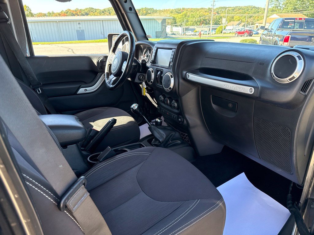 Used 2017 Jeep Wrangler Unlimited Sahara w/ Connectivity Group AWD/4WD image 43
