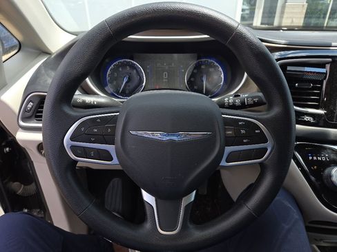 Used 2019 Chrysler Pacifica Touring Plus w/ Tire & Wheel Group FWD image 17
