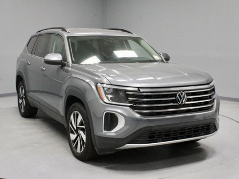 Used 2025 Volkswagen Atlas SE AWD/4WD image 1