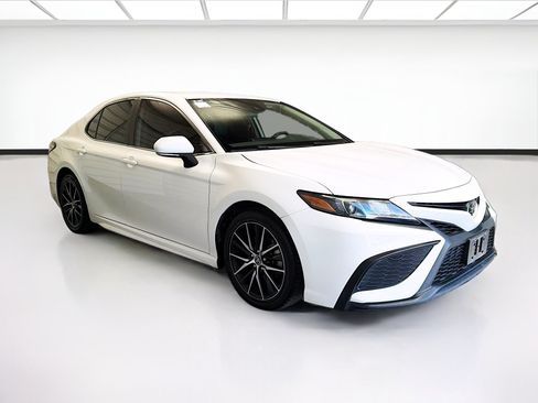 Used 2023 Toyota Camry SE FWD image 3