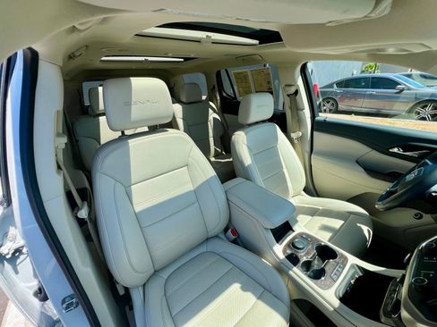 Used 2022 GMC Acadia Denali w/ Denali Technology Package FWD image 15