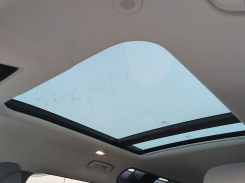 Used 2024 Land Rover Defender 110 X-Dynamic SE image 19