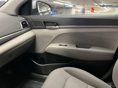 Used 2017 Hyundai Elantra SE image 23