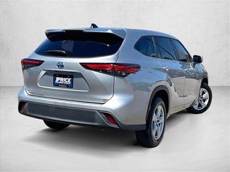 Used 2023 Toyota Highlander LE FWD video 2
