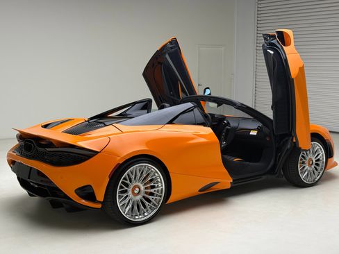 Used 2025 McLaren 750S Spider RWD image 12
