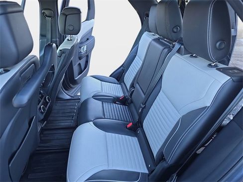 Used 2024 Land Rover Discovery Dynamic SE image 14